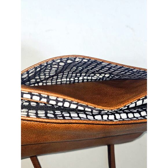 Moda Luxe Crossbody55 - Picture 10 of 15